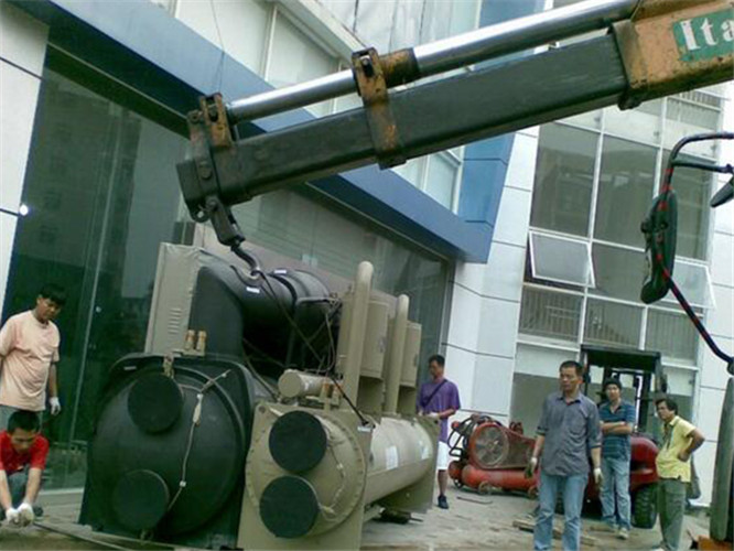 南岔县随车吊和汽车吊的核心区别是什么？哪种更省钱？