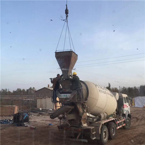 南岔县“精准瞄准”—— 吊车的 “定位导航” 技术