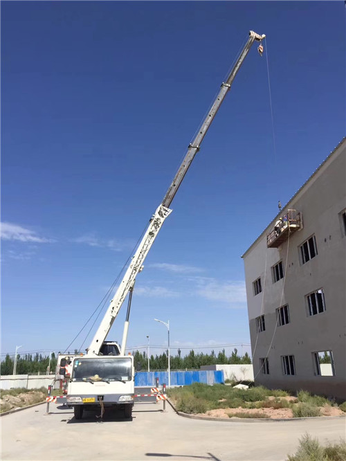 南岔县“轻装强干”—— 吊车的 “轻量化臂架” 技术